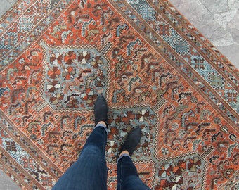 Alfombra antigua de lana anudada a mano con medallón geométrico de terracota azul tierra, de 1,62 m x 2,05 m, década de 1910 - ENVÍO NACIONAL GRATUITO