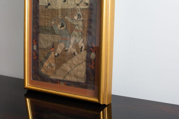 Tapisserie encadrée en soie brodée, Vietnam, vers 1930 – Le Voyageur Antiquités