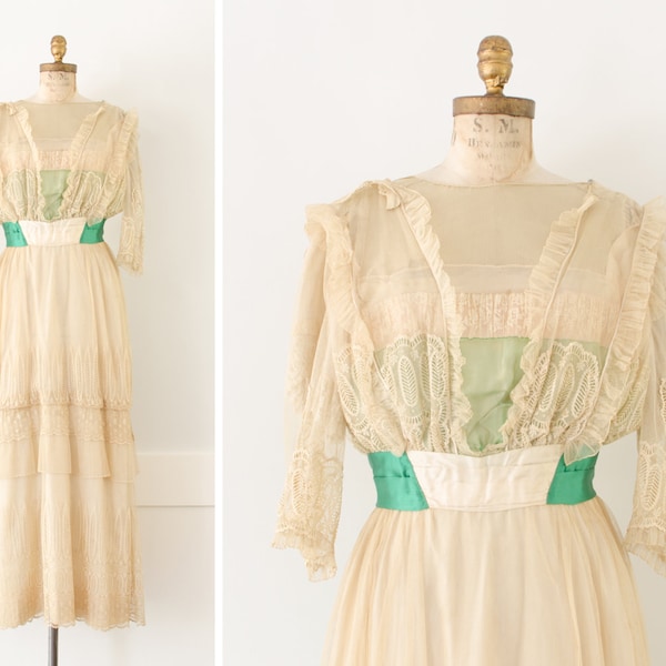 Vestido de novia victoriano antiguo color beige / Vestido de novia de gasa con encaje, vestido de noche con fajín de satén verde esmeralda, moda femenina - década de 1900