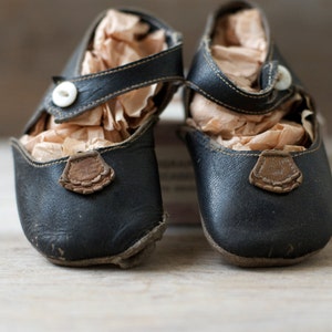 Vintage Baby Girls' Kids Child's Black Creased Leather Display Mary Jane Shoes Nursery Decor image 2