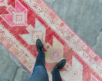 Vintage 2’9” x 10’7” Arrow Medallion Rug Red Pink Beige Wool Pile Hand-Knotted Runner 1950s - FREE DOMESTIC SHIPPING