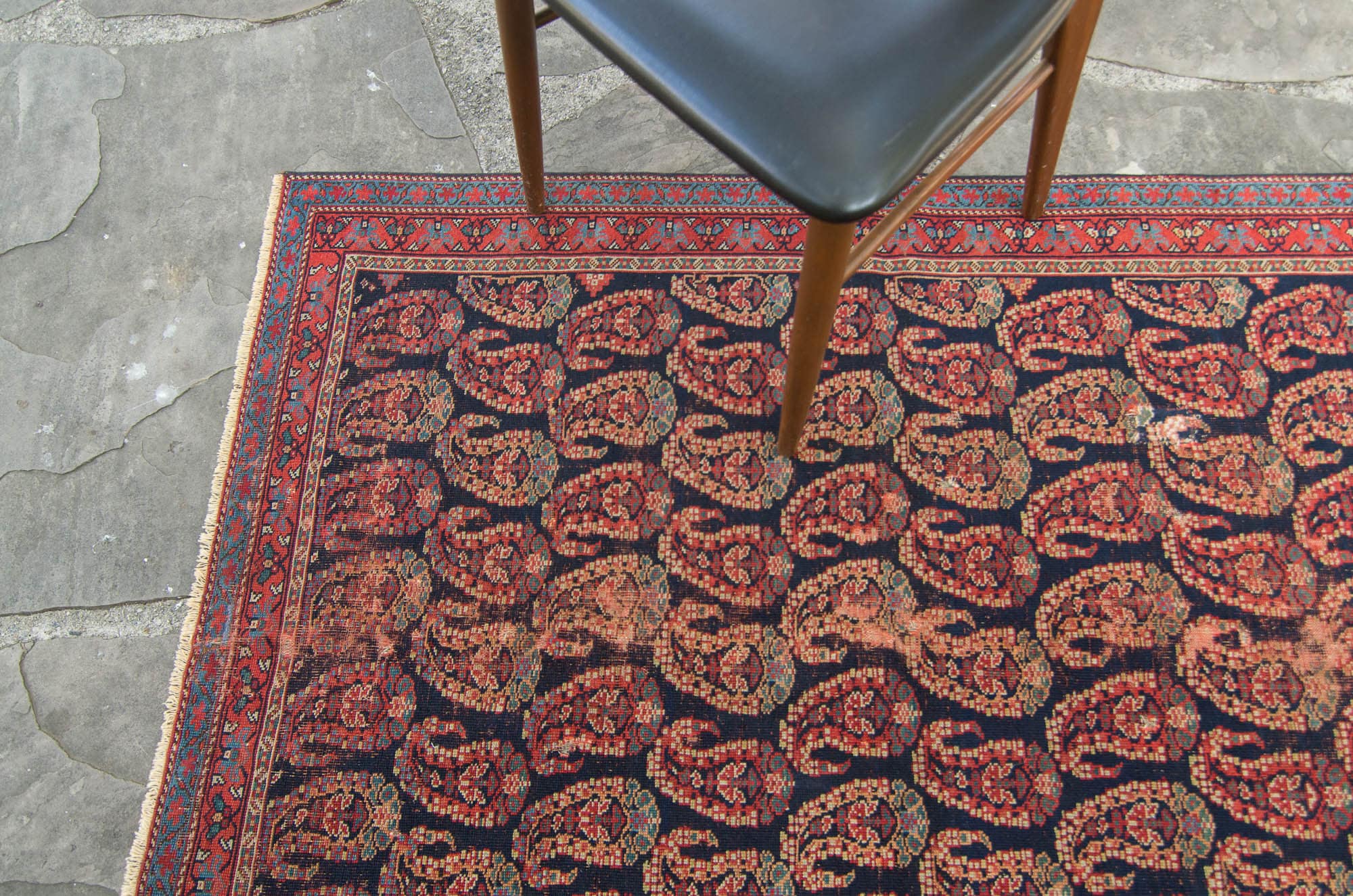 アンティーク 3'8” x 4'7” 小型 ペイズリー柄ラグ レッドネイビー