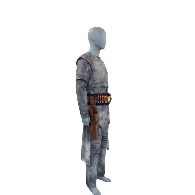 Puede incluir: Un mono gris de textura desgastada con mangas largas y cuello alto. Un cintur&oacute;n utilitario negro se lleva a la cintura, con una fila de cartuchos de punta naranja y una funda de cuero marr&oacute;n sujeta en el lado derecho.