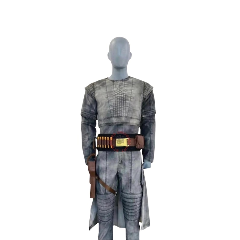 Puede incluir: Un conjunto de t&uacute;nica de manga larga y pantal&oacute;n a juego en color gris texturizado sobre un maniqu&iacute;. El atuendo incluye un cintur&oacute;n utilitario negro con una hebilla dorada, m&uacute;ltiples trabillas para munici&oacute;n y una funda marr&oacute;n en el lado derecho.
