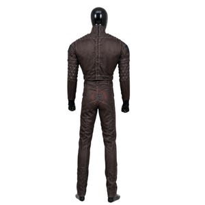 Puede incluir: Un mono de cuerpo entero de color marr&oacute;n oscuro sobre un maniqu&iacute;, con cuello alto, mangas largas con patrones triangulares acolchados en los antebrazos, costuras blancas visibles y una cintura ajustada con dise&ntilde;o de trabillas.