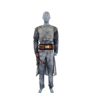 Puede incluir: Un conjunto de disfraz gris texturizado que incluye una parte superior de manga corta con un panel de pecho estructurado, pantalones a juego con detalles en las rodillas y un cintur&oacute;n utilitario negro con detalles dorados, trabillas para munici&oacute;n y una funda marr&oacute;n en el lateral.