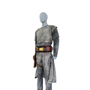 Puede incluir: Un conjunto de disfraz gris texturizado que incluye una parte superior de manga corta con costuras verticales, pantalones a juego con refuerzo en las rodillas y un cintur&oacute;n utilitario negro. El cintur&oacute;n tiene bolsas marrones y cartucheras amarillas.