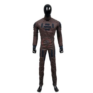 Puede incluir: Un mono de cuerpo entero marr&oacute;n sobre un maniqu&iacute; negro, con cuello alto, detalles acolchados en los hombros y parches rectangulares oscuros en el pecho y los muslos. La prenda tiene mangas largas con pu&ntilde;os oscuros y una cintura ajustada.