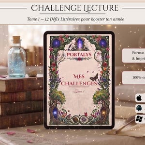 Może przedstawiać: Tablet cyfrowy wyświetlający okładkę 'PORTALYS MES CHALLENGES Tome 1' z ozdobnymi kwiatowymi i magicznymi obramowaniami. Tablet stoi obok stosu czterech starych książek, szklanej butelki ze świecącym niebieskim światłem oraz pióra na biurku.