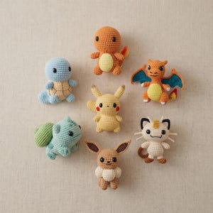 Puede incluir: Colección de siete figuras de Pokémon tejidas a ganchillo en varios colores. Las figuras incluyen a Pikachu, Charmander, Squirtle, Bulbasaur, Eevee, Meowth y Charizard. Cada figura está hecha a mano con costuras detalladas y características distintivas.