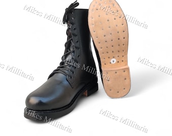 Botas militares de cuero negro, calzado de trabajo con suela tachonada y cordones.