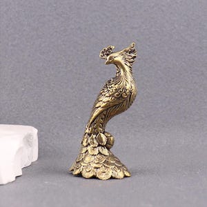 Figura de pavo real de latón, mini estatua de pavo real, elegante decoración de aves, adorno de escritorio de latón, escultura de latón coleccionable, regalo de la suerte imagen 4