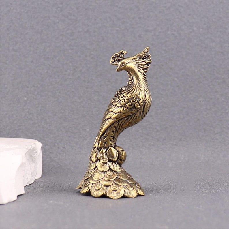 Figura de pavo real de latón, mini estatua de pavo real, elegante decoración de aves, adorno de escritorio de latón, escultura de latón coleccionable, regalo de la suerte imagen 4