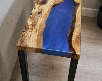 Mesa auxiliar de resina epoxi morada hecha a mano / Detalle de madera de olivo con borde natural / Patas de metal modernas / Mesa auxiliar de resina única - Mueble único