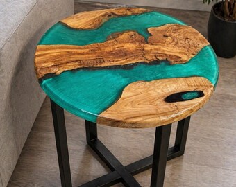 Mesa auxiliar de 60 cm en madera de olivo y resina esmeralda / Mesa de río hecha a mano / Mesa auxiliar con borde natural / Mesa auxiliar moderna con patas de metal / Decoración única para el hogar