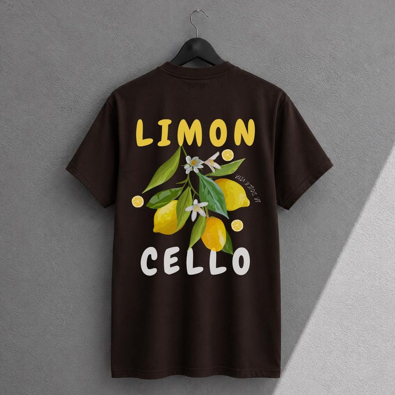 K&ouml;nnte beinhalten: Ein dunkelbraunes Kurzarm-T-Shirt mit einem Grafikdruck aus gelben Zitronen, gr&uuml;nen Bl&auml;ttern und wei&szlig;en Bl&uuml;ten. Der Text LIMON ist in Gelb &uuml;ber der Grafik gedruckt, und der Text CELLO ist in Wei&szlig; unter der Grafik gedruckt.