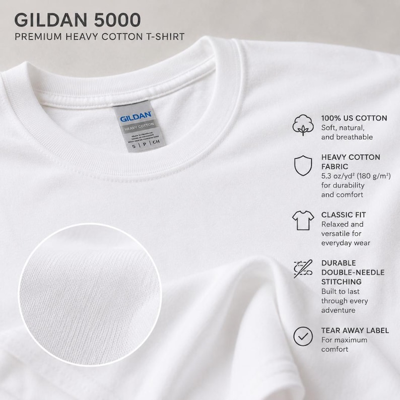 K&ouml;nnte beinhalten: Ein wei&szlig;es Gildan 5000 Premium-T-Shirt aus schwerer Baumwolle mit Rundhalsausschnitt und abrei&szlig;barem Etikett. Das Shirt besteht aus 100% US-Baumwolle, hat eine klassische Passform, robuste Doppeln&auml;hte und ein Stoffgewicht von 180 g/m2.