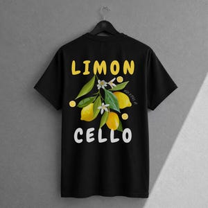 K&ouml;nnte beinhalten: Ein schwarzes Kurzarm-T-Shirt mit einem Grafikdruck aus gelben Zitronen, gr&uuml;nen Bl&auml;ttern und wei&szlig;en Bl&uuml;ten. Der Text LIMON ist in Gelb &uuml;ber der Grafik gedruckt, und der Text CELLO ist in Wei&szlig; unter der Grafik gedruckt.