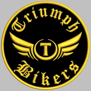 Op de afbeelding: Een ronde geborduurde patch met een zwarte achtergrond en een gele rand. Het ontwerp bevat de tekst "Triumph" in een boog aan de bovenkant en "Bikers" aan de onderkant in een gotisch lettertype, met een centraal geel gevleugeld embleem met een letter T.