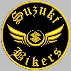 Könnte beinhalten: Ein kreisförmiger gestickter Aufnäher mit schwarzem Hintergrund und gelbem Rand. Der Text Suzuki ist oben gebogen und Bikers steht unten in einer gotischen Schrift. Ein zentrales gelbes Suzuki-Logo wird von zwei stilisierten Flügeln flankiert.