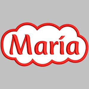 Puede incluir: Un parche bordado blanco con forma de nube y un borde grueso cosido en rojo. El nombre Maria está centrado en el medio del parche, escrito en una fuente cursiva roja y negrita con una textura de puntada de satén en todo el diseño.