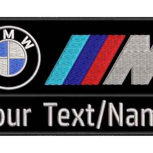 Peut inclure: Un écusson rectangulaire noir brodé présentant le logo BMW à gauche, un motif à rayures diagonales bleu, violet et rouge, une grande lettre M argentée et le texte Your Text/Name brodé en argent sur la partie inférieure de l'écusson.