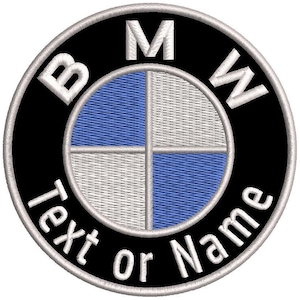 Op de afbeelding: Een ronde geborduurde patch met het BMW-logo, voorzien van een zwarte buitenring met de witte tekst BMW aan de bovenkant en Text or Name aan de onderkant. Het midden is verdeeld in vier kwadranten met afwisselend blauwe en witte draad.