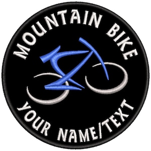 Könnte beinhalten: Gestickter schwarzer Aufnäher mit den Worten "MOUNTAIN BIKE" und "YOUR NAME/TEXT" in Weiß. Eine blaue Fahrradgrafik befindet sich in der Mitte, mit weißen Akzenten. Ideal zum Personalisieren von Kleidung oder Ausrüstung für Mountainbiker.