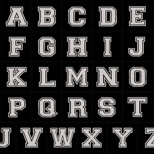 Könnte beinhalten: Ein Raster mit weißen Buchstaben im College-Stil von A bis Z, jeweils in einem separaten schwarzen Quadrat. Die Buchstaben haben eine klassische Schriftart im College-Stil mit weißer Umrandung und strukturiertem Aussehen, vor einem schwarzen Hintergrund.
