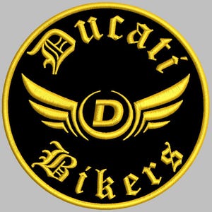 Puede incluir: Un parche bordado circular con fondo negro y borde amarillo. El texto DUCATI está arqueado en la parte superior y BIKERS en la parte inferior con una fuente gótica amarilla. Una letra D amarilla central está flanqueada por dos alas.