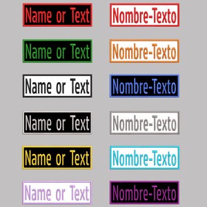 Op de afbeelding: Een verzameling van twaalf rechthoekige geborduurde patches gerangschikt in twee kolommen. Elke patch heeft een gekleurde rand en bijpassende tekst die ofwel Name or Text of Nombre-Texto leest in verschillende kleurencombinaties, waaronder rood, groen, zwart, wit, geel, paars, oranje, blauw en grijs.