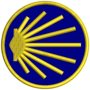 Peut inclure: Écusson brodé avec un cercle bleu et une bordure dorée. À l'intérieur, un motif de soleil doré rayonne d'une forme dorée texturée. L'écusson est un emblème circulaire.