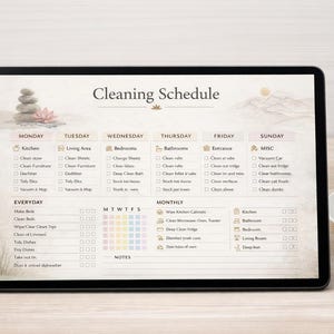 Op de afbeelding: Een digitale tablet toont een "Schoonmaakschema" met dagelijkse en maandelijkse taken. Het schema is beige met een minimalistisch ontwerp, met pictogrammen en selectievakjes. Een kopje koffie en een vaas met gedroogde bloemen staan op tafel.