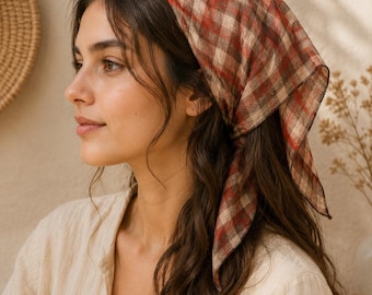 Lenço triangular xadrez em algodão e linho, estilo cottagecore, acessório boho para o pescoço.