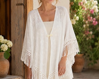 Xale de renda branca com franjas, estilo boho para a noite, ideal para se proteger do sol no estilo cottagecore.
