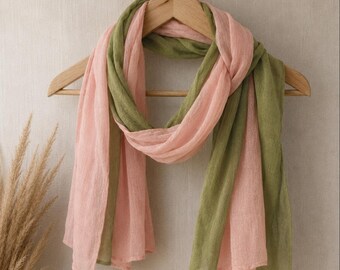 Lenço bicolor em blocos de cores: leve e boho para proteção solar no verão.