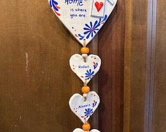 Colgante de pared personalizado con forma de corazón familiar • Decoración de arcilla hecha a mano