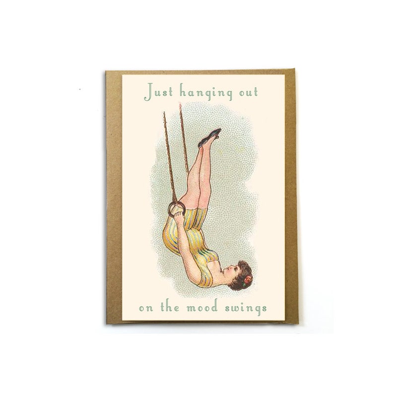 K&ouml;nnte beinhalten: Eine Gru&szlig;karte mit einer Vintage-Illustration einer Frau, die kopf&uuml;ber an einem Trapez h&auml;ngt. Der Text auf der Karte lautet "Just hanging out on the mood swings."