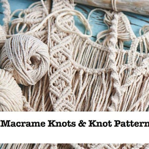 Op de afbeelding: Een verzameling beige katoenen koordbollen en ingewikkelde macramé-knoop patronen met diverse geweven ontwerpen. De afbeelding bevat de tekst 60 Macrame Knots & Knot Patterns, die een verscheidenheid aan technieken toont voor het maken van decoratieve vezelkunstprojecten.