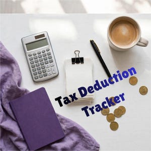 Puede incluir: Un conjunto Tax Deduction Tracker que incluye una calculadora plateada, una pila de papel blanco con un clip negro, un bolígrafo negro, un cuaderno morado, una taza de cerámica con café y varias monedas doradas sobre una superficie blanca.