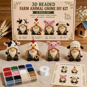 Pode incluir: Um kit de artesanato de gnomos de animais de quinta com contas 3D, incluindo quatro figuras acabadas: vaca, galinha, porco e ovelha. O conjunto contém uma caixa com instruções, um organizador de plástico com contas e um fio branco.