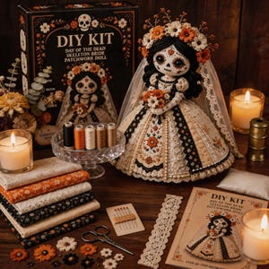 Puede incluir: Un kit de manualidades para una muñeca de patchwork de novia esqueleto del Día de los Muertos, con una muñeca terminada con cabello negro, corona floral y velo de encaje. Incluye telas, hilos, agujas, tijeras, encaje y un manual de instrucciones.