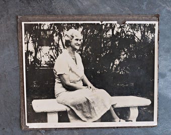 Retrato fotográfico antiguo de la década de 1930 de una anciana en un jardín en Miami, Florida.