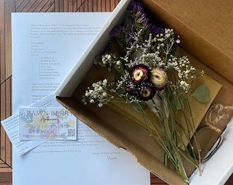 Dried Floral Arrangement Kit comes with instructions