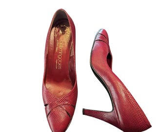 Zapatos de tacón de la talla 7 con estampado de piel de serpiente de Stuart Weitzman para Bloomingdale's