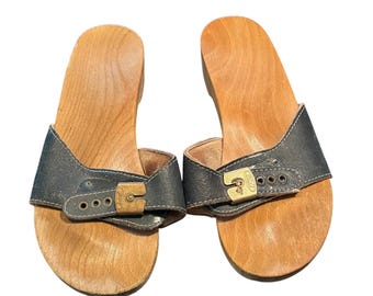 Sandalias de ejercicio vintage Dr. Scholl's de madera, color azul marino, con correa deslizante de cuero.