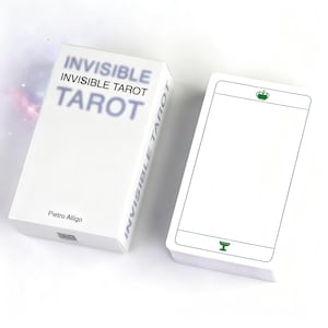 Może przedstawiać: Biała talia kart tarota i zestaw pudełek. Na pudełku widnieje napis "INVISIBLE INVISIBLE TAROT" rozmytą czcionką. Karty są białe z zielonym wzorem korony i kielicha. Na pudełku wydrukowano nazwisko autora, Pietro Alligo.