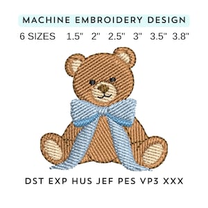 Op de afbeelding: Machine borduurontwerp van een teddybeer met een blauwe strik. Het ontwerp is verkrijgbaar in 6 maten, variërend van 3,8 cm tot 9,7 cm. De tekst "MACHINE EMBROIDERY DESIGN" staat bovenaan. De bestandsformaten zijn DST EXP HUS JEF PES VP3 XXX.