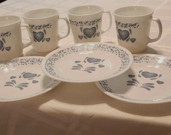 Corelle lantliga blå hjärtan 4 muggar och 3 salladstallrikar. Komplettera ditt set eller lägg till några hållbara vintage-porslin till din samling.