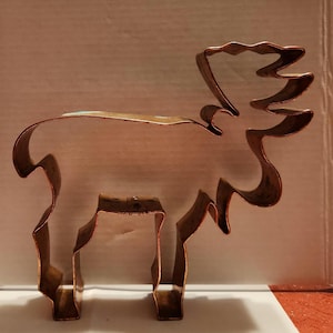 Vintage 15 cm koperen koekjesvorm in de vorm van een eland. Perfect voor je keukendecoratie of om koekjes mee uit te steken.